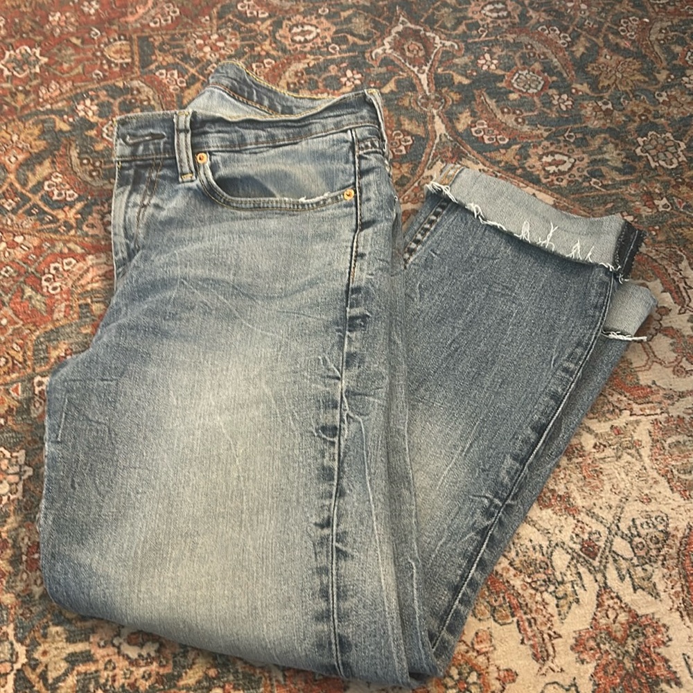 Levi’s 514 straight leg jeans . 31 W 27 L. Rise 10 “